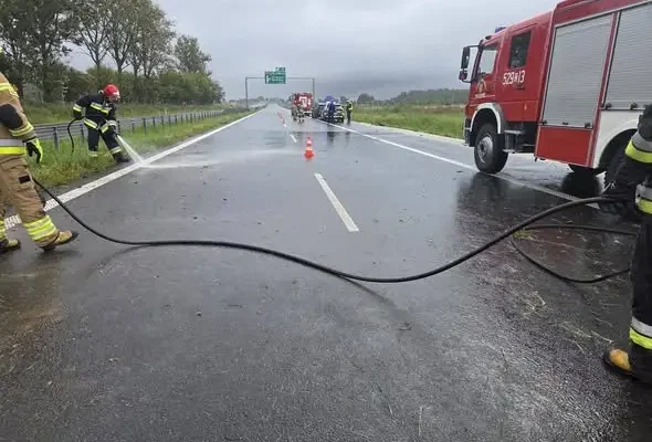 Kolizja na S6 w kierunku Gdańska – strażacy z Malechowa na miejscu zdarzenia