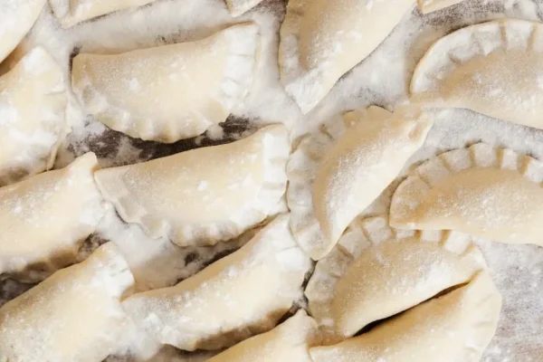 Warsztaty kulinarne w Antoninowie: pierogi w pięciu smakach połączyły pokolenia