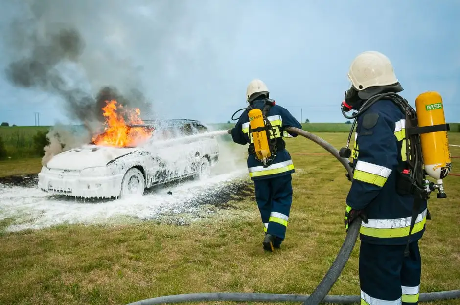Pożar samochodu w Górsku – interweniowały trzy jednostki straży