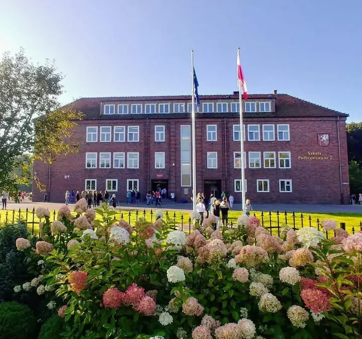 Uroczyste rozpoczęcie roku szkolnego w SP2 – społeczność znów razem