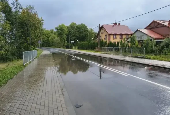 Niebezpieczne usterki w Postominie: zapadnięta studzienka i zniszczony chodnik