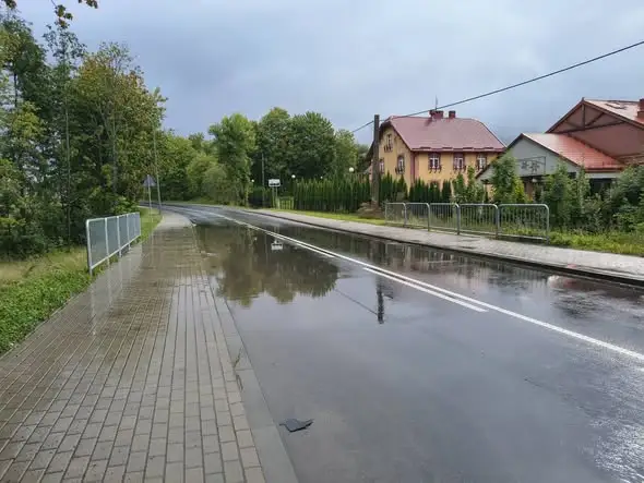 Niebezpieczne usterki w Postominie: zapadnięta studzienka i zniszczony chodnik