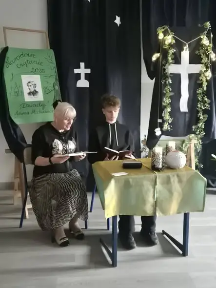 Narodowe Czytanie 2026 w szkole: „Dziady” Mickiewicza w mrocznej scenerii