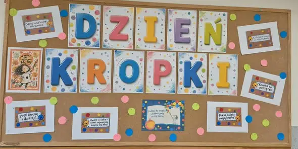 Dzień Kropki w świetlicy szkolnej w Darłowie – święto kreatywności i wyobraźni