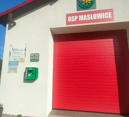 AED w Masłowicach: nowa kapsuła ratunkowa na strażnicy OSP