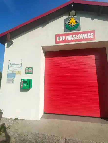 AED w Masłowicach: nowa kapsuła ratunkowa na strażnicy OSP