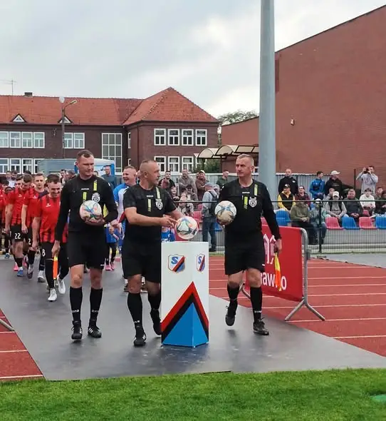 Darlovia Darlowo wygrywa i gratuluje 80-lecia Slowy Slawno